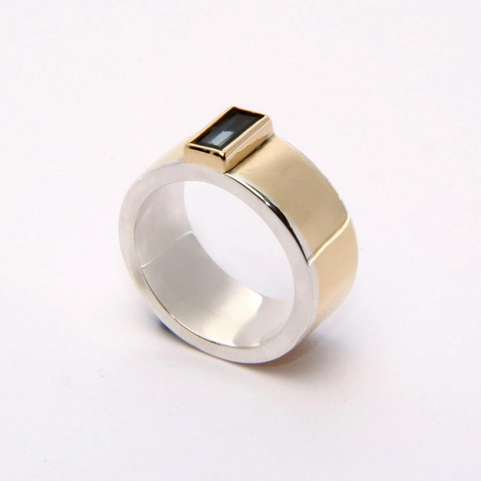 Anillo geométrico, oro, plata y turmalina